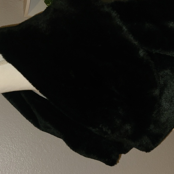 Black faux fur shrug NEW - Picture 3 of 4